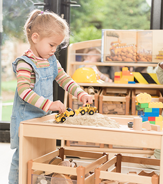 Spielregale mit Tablett