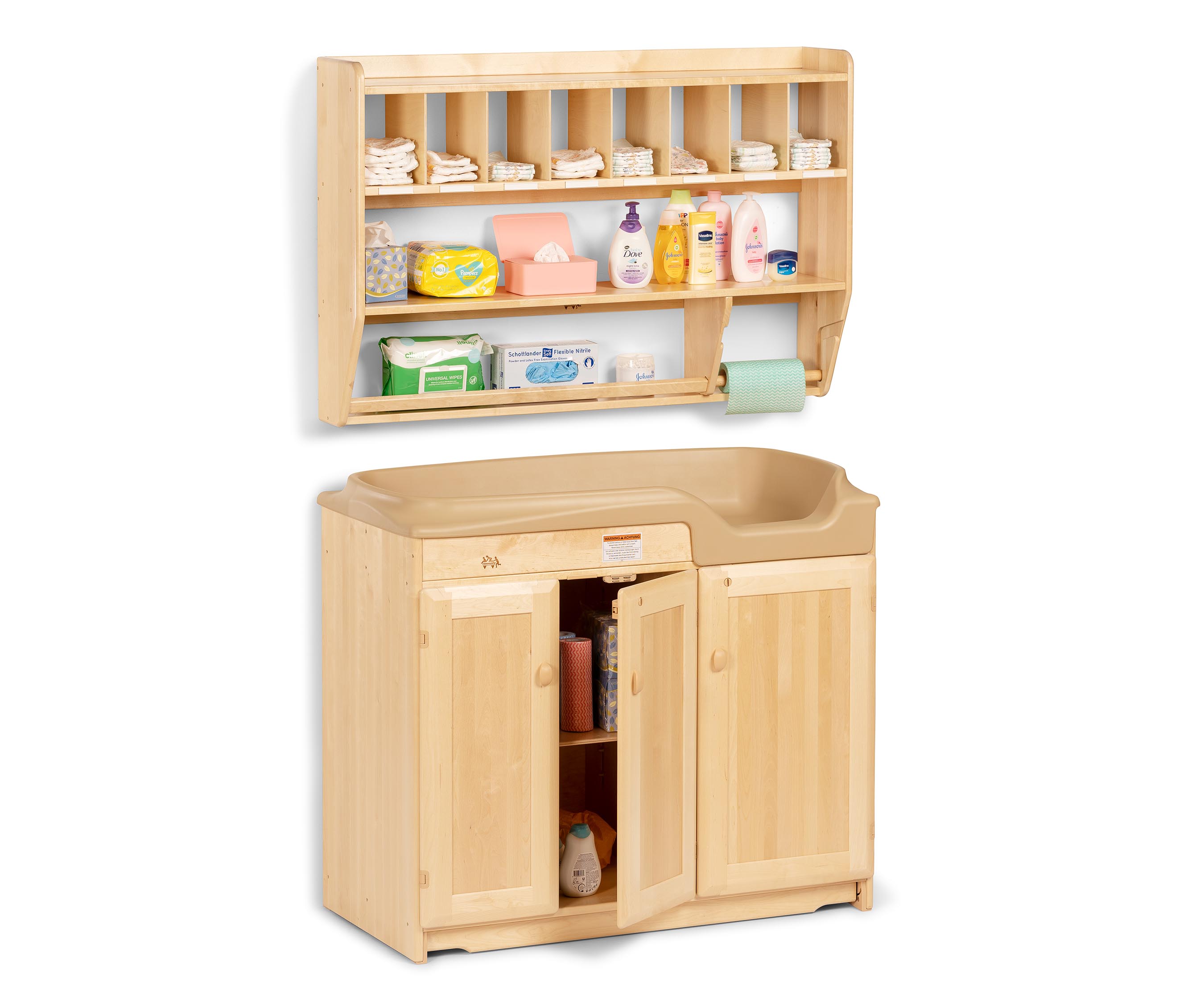 Wickeltisch mit darüber montiertem Hängeregal