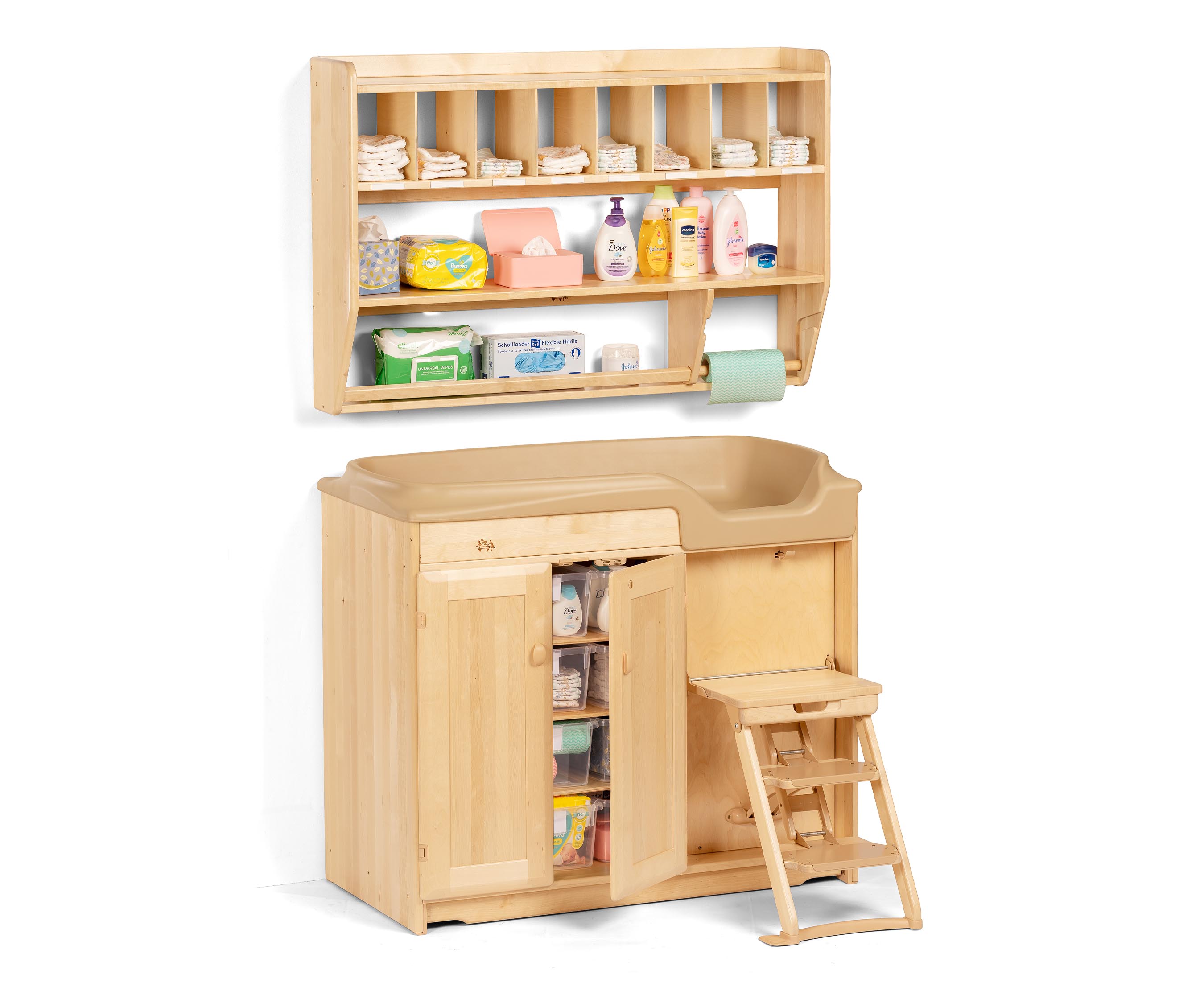 Wickeltisch mit Treppe und darüber montiertem Hängeregal