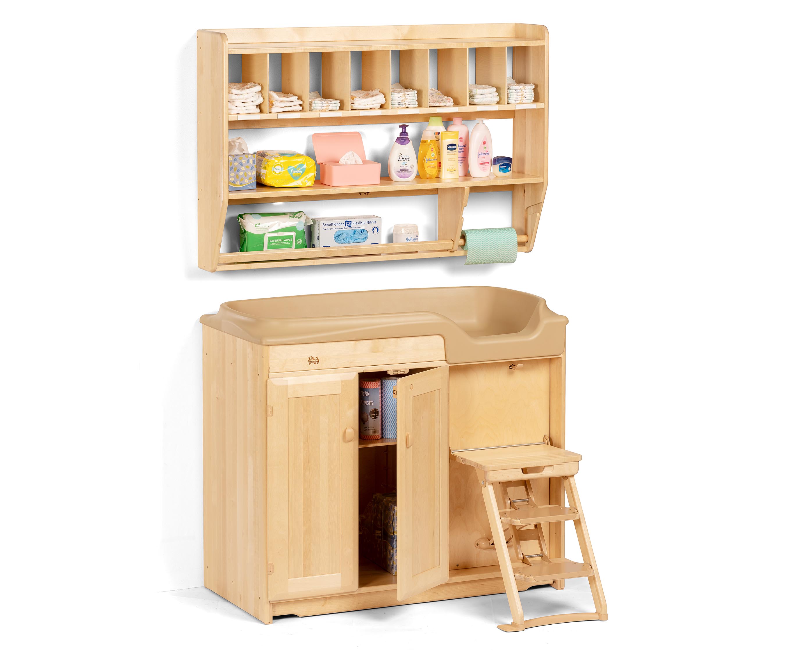 Wickeltisch mit Treppe und darüber montiertem Hängeregal