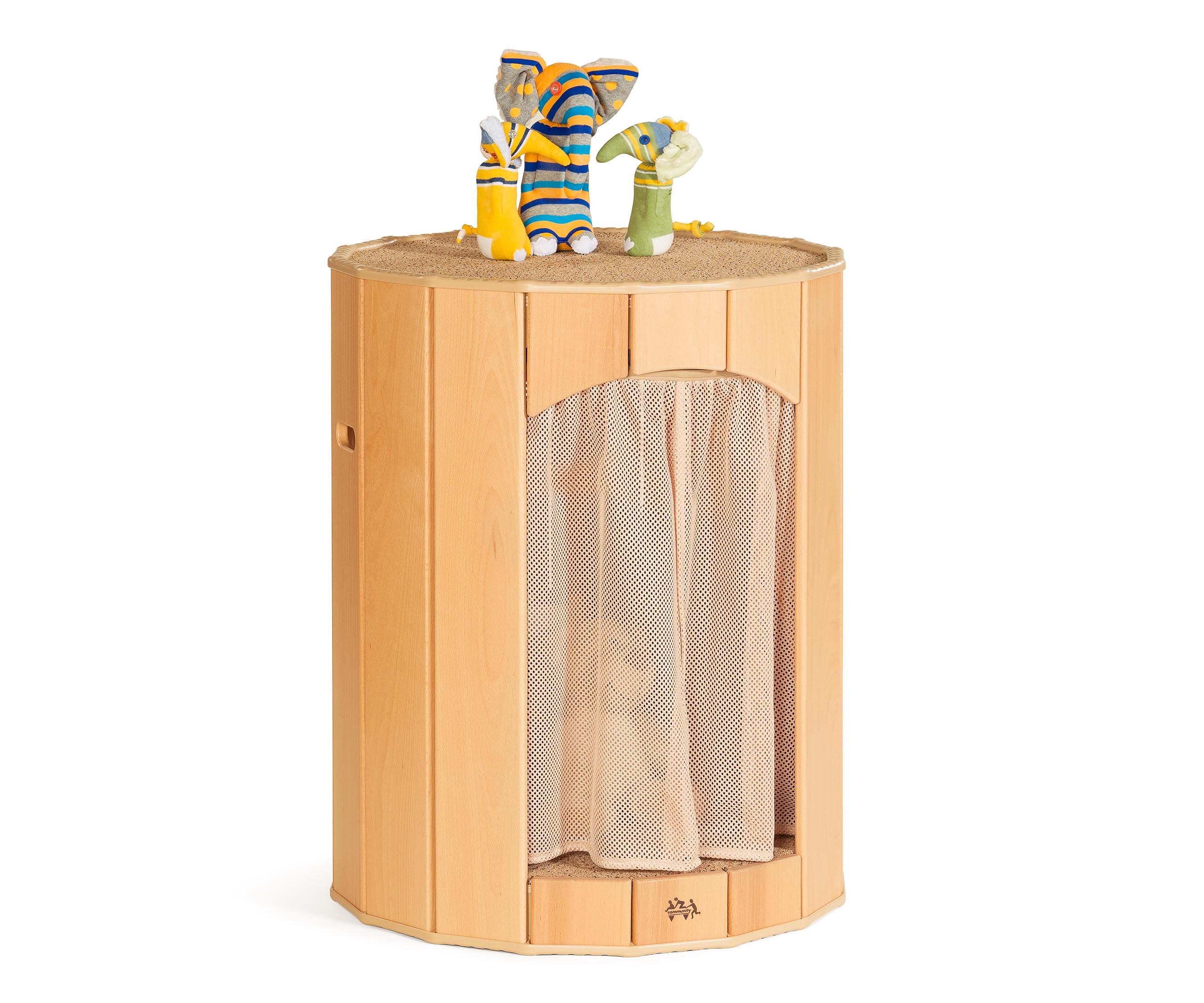 Rückzugsbereich „Baumhöhle“ mit drei handgemachten Spielzeugelefanten oben drauf und einem Netzvorhang, der den Eingang abschirmt.