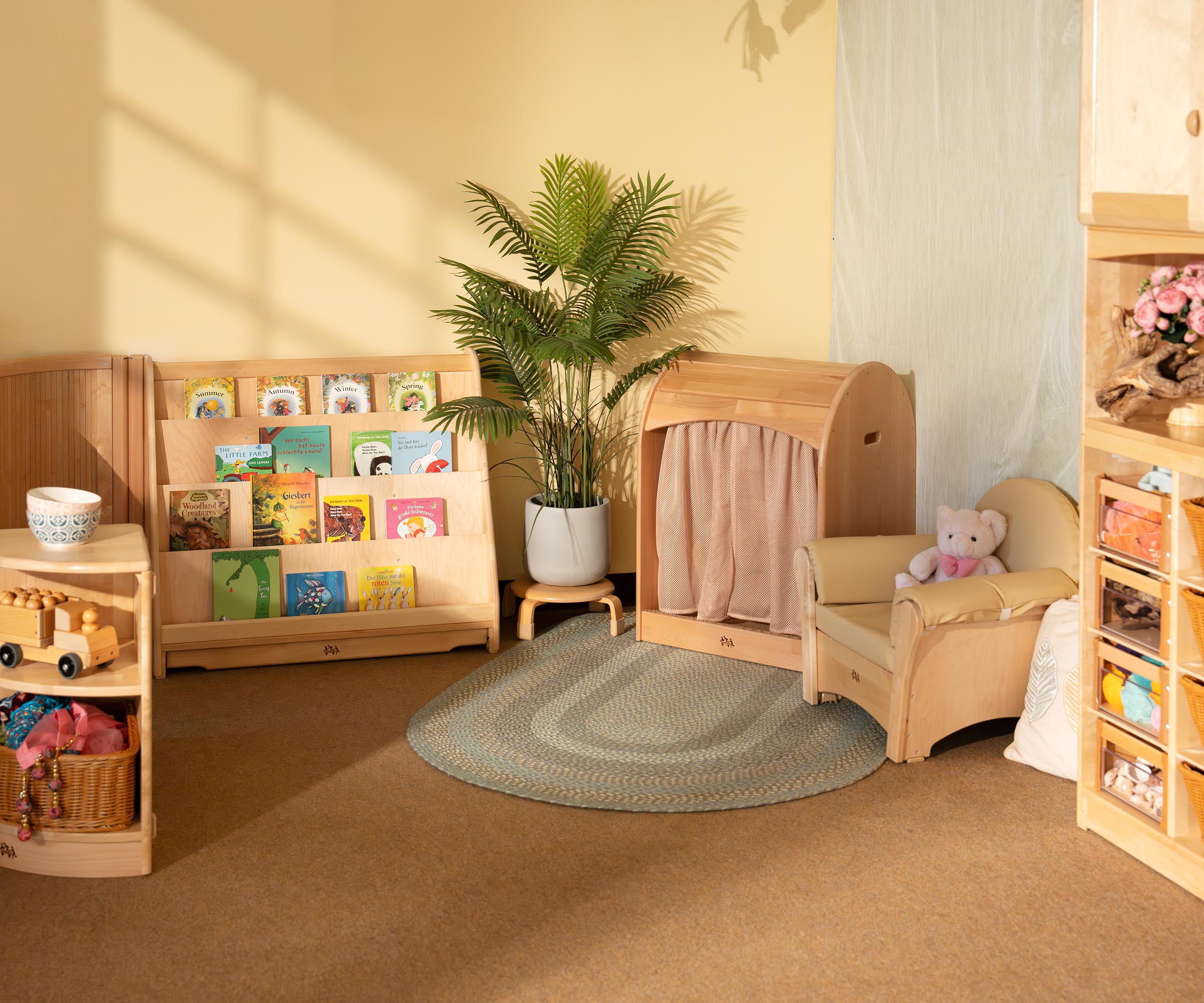 Ein Rückzugsbereich mit Massivholzmöbeln und einer Biberburg