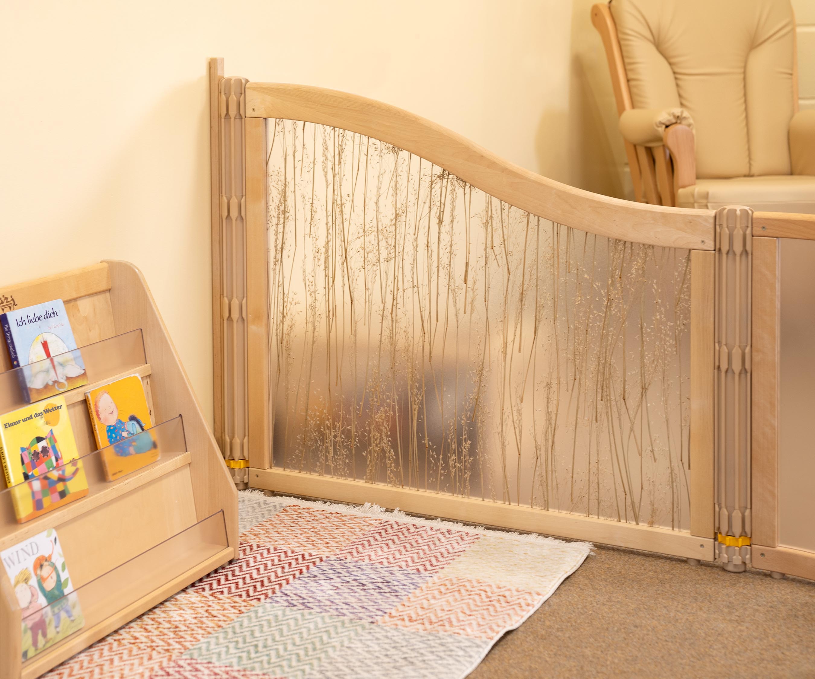 Ein Wand-Adapter mit verbundenem Paneel.