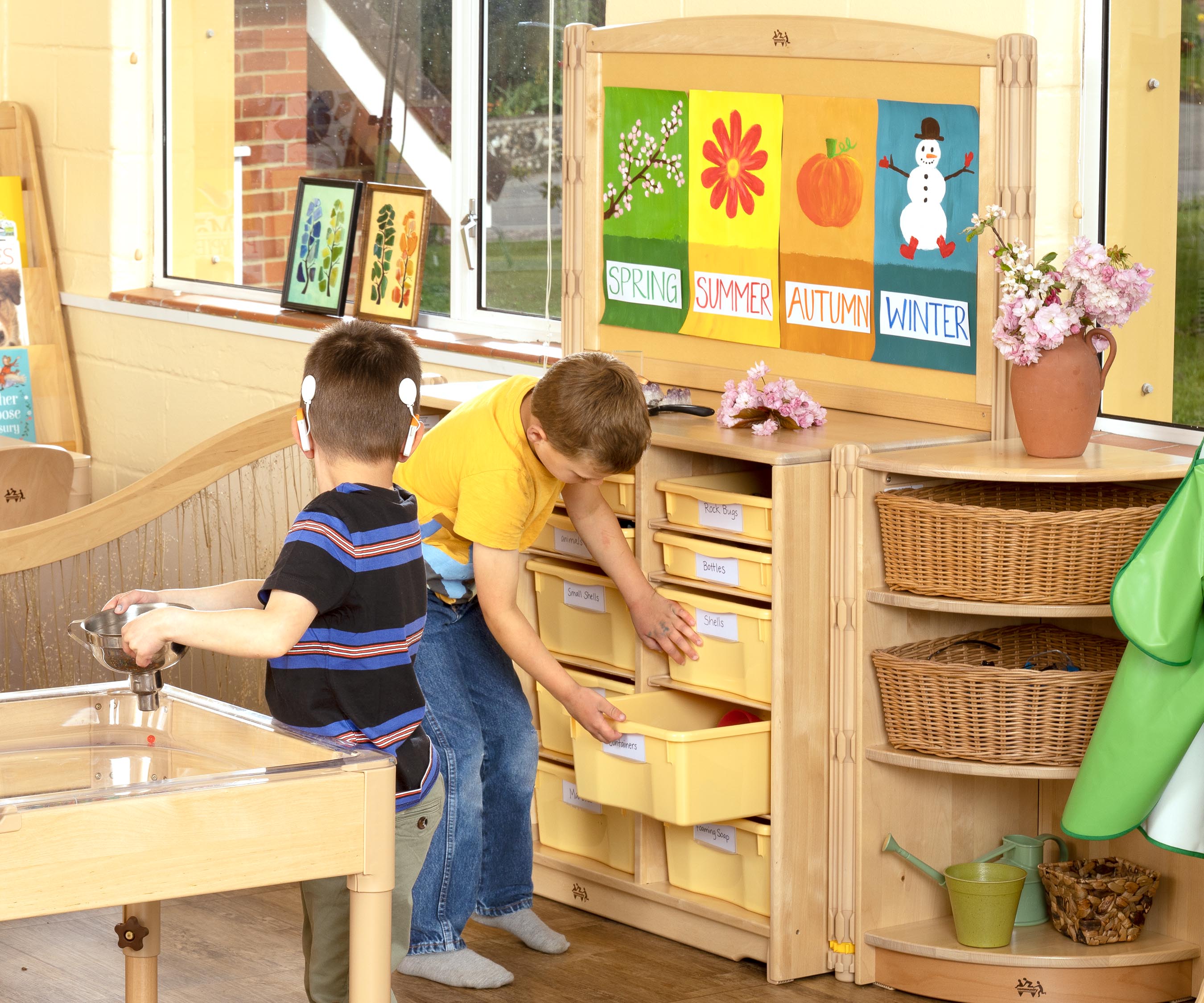 Ein Junge untersucht Gegenstände in einem Regal