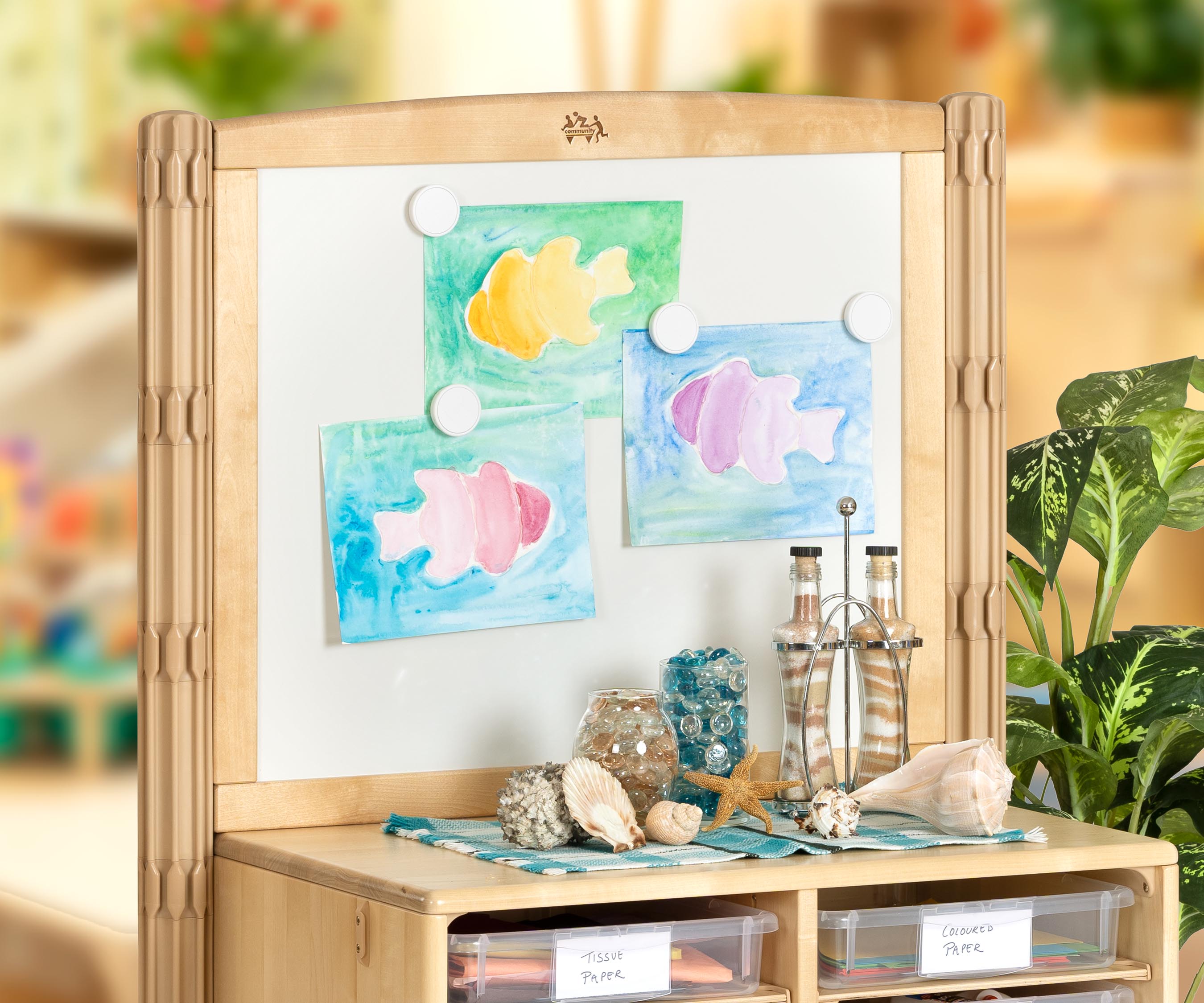 Kunstprojekte von Kindern werden auf dem Whiteboard ausgestellt