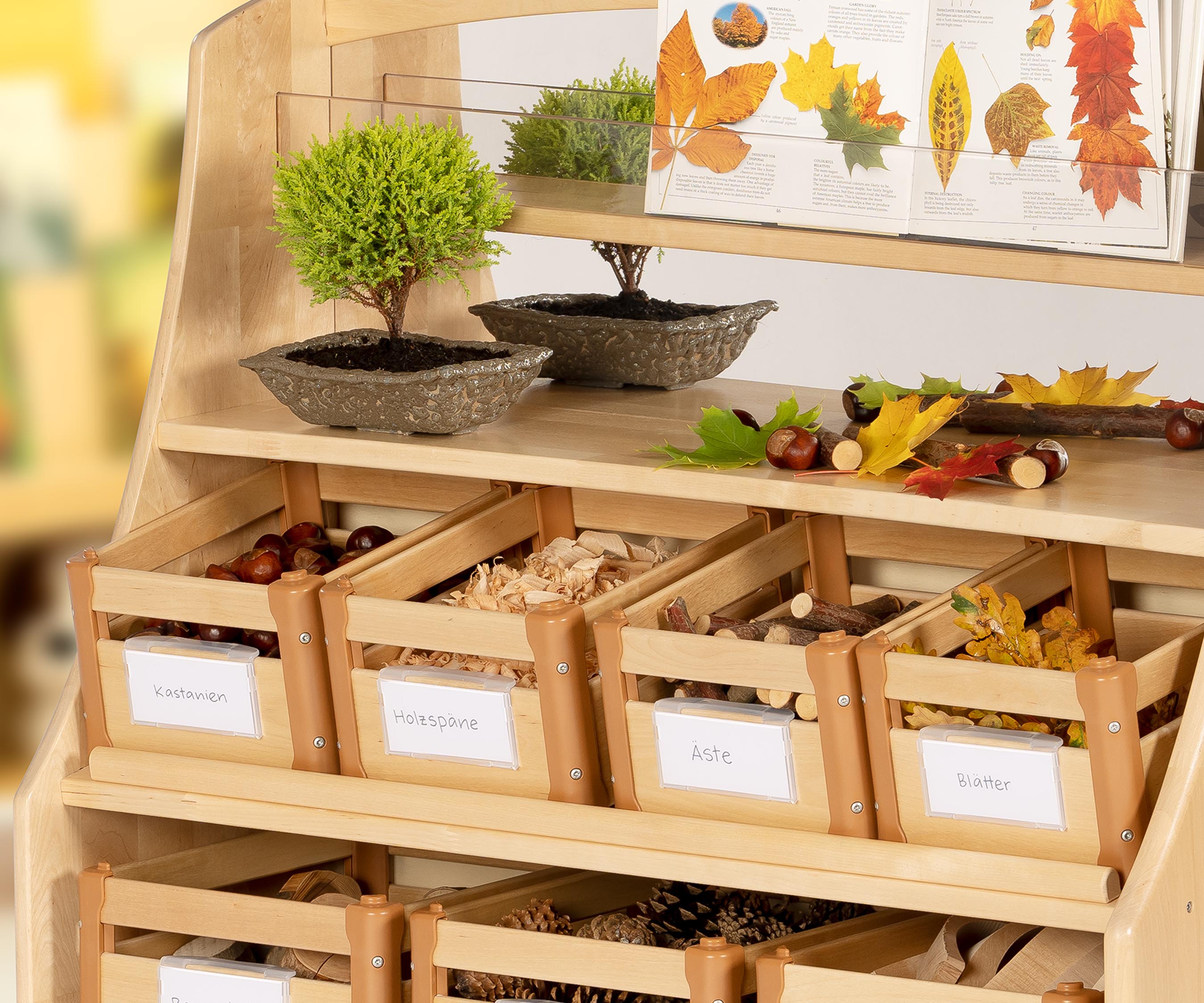 Regal mit Holzkästen und Bastelmaterial