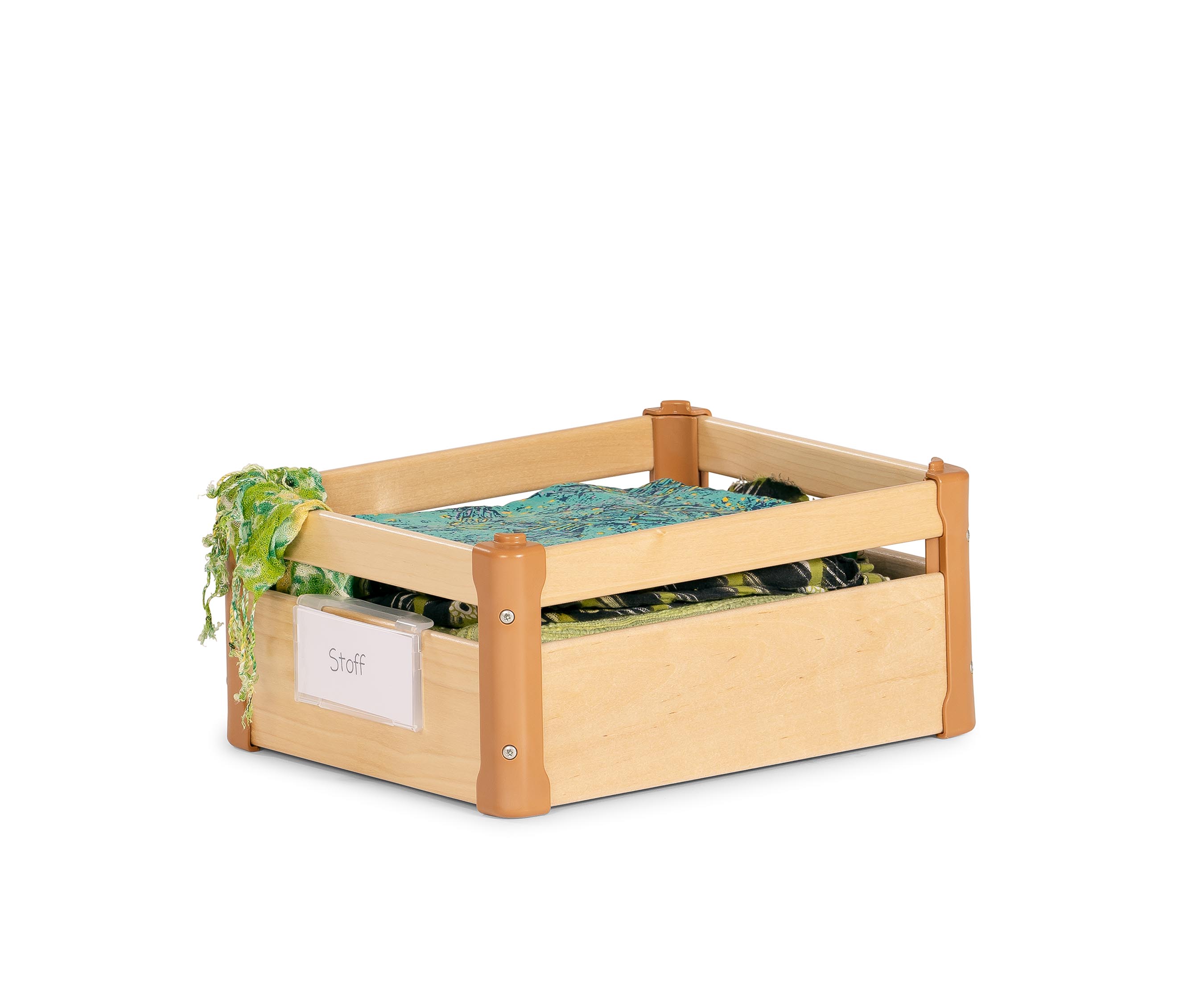 Holzkasten, gefüllt mit Stoffresten