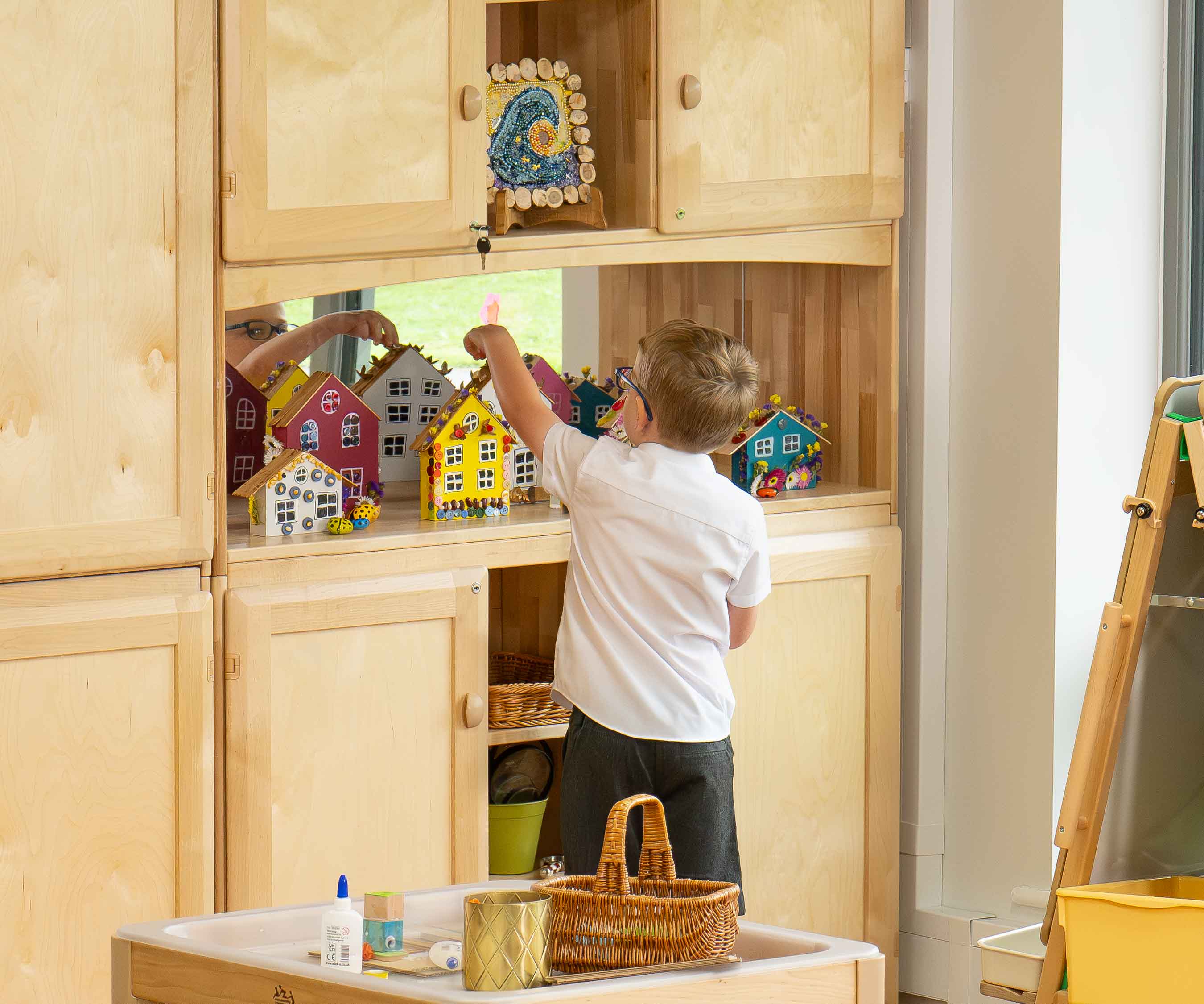 Spiegel für Präsentationsfach mit Requisiten