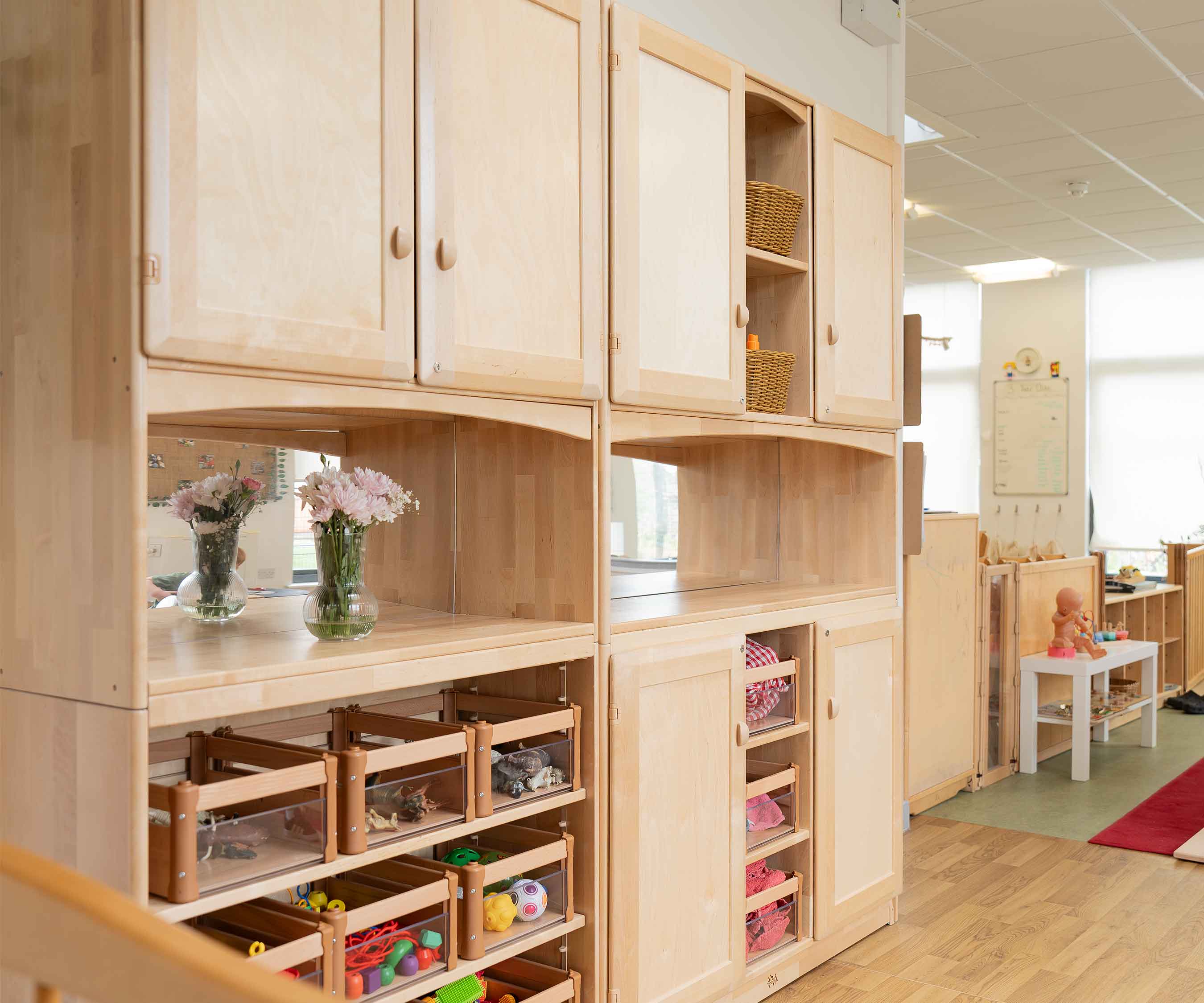 Hochschrank mit Präsentationsfach und Spiegel