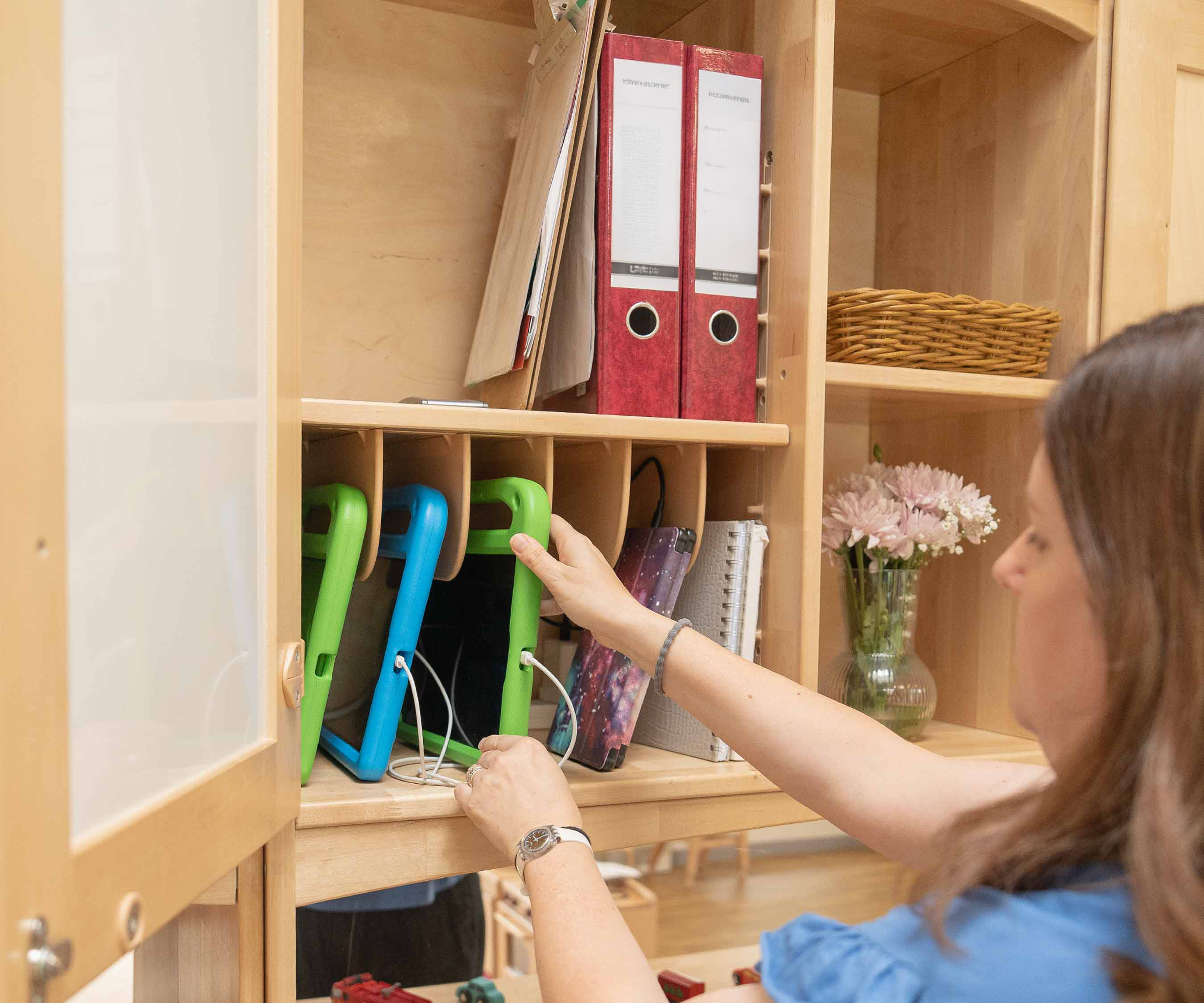 Einlegeboden mit Fachteiler mit Tablets