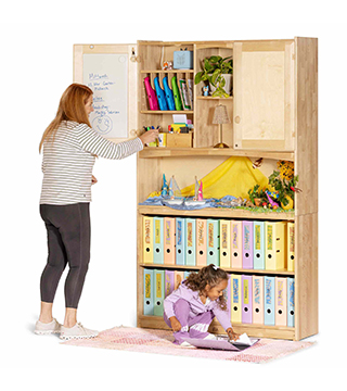 Ein Hochschrank aus Massivholz