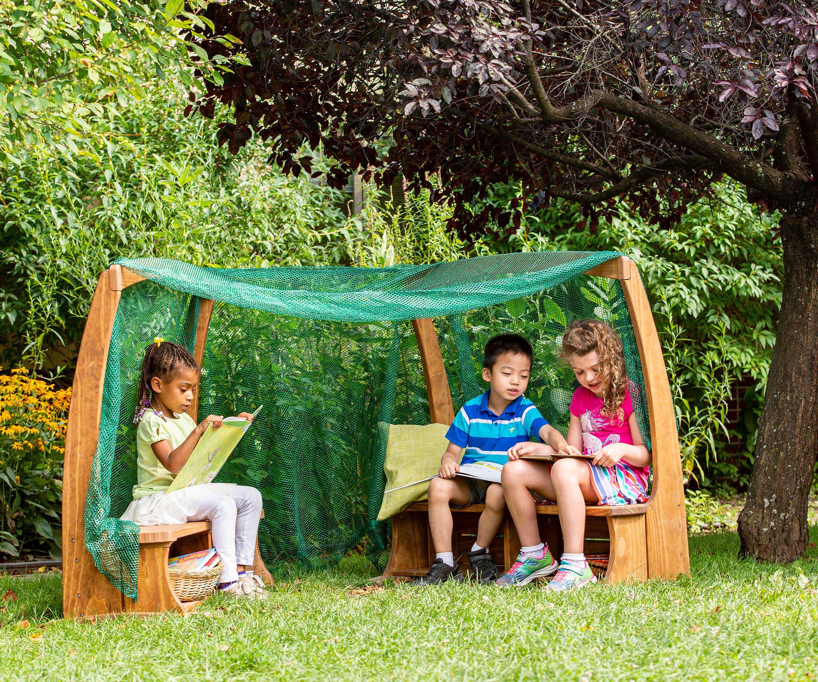 W460 Outlast arbour in use