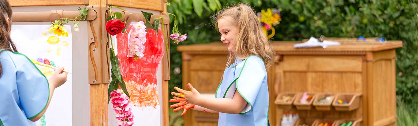 Kinder malen an der Outlast Staffelei