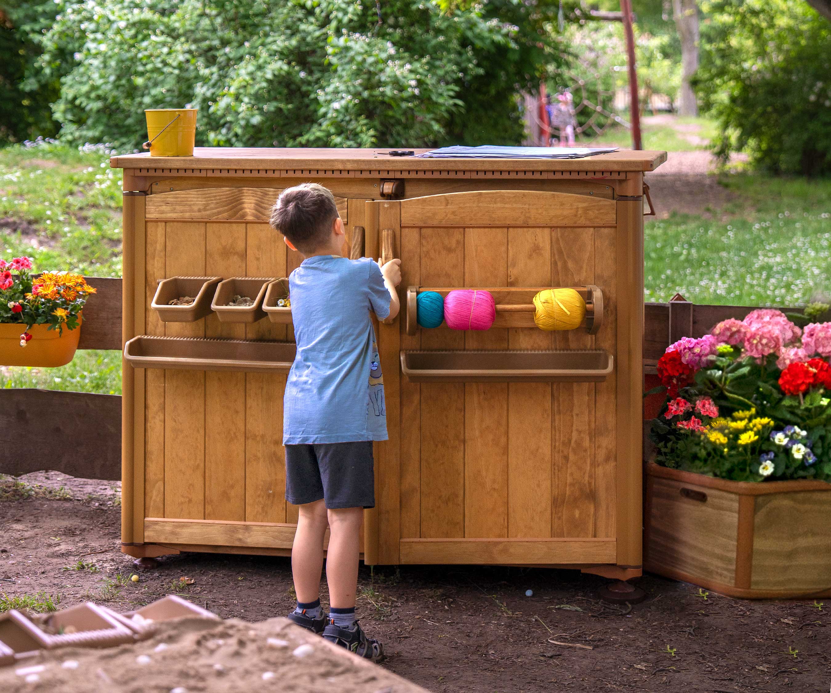Ein junger Junge, der die Türen zum Outlast-Kunstschuppen öffnet.