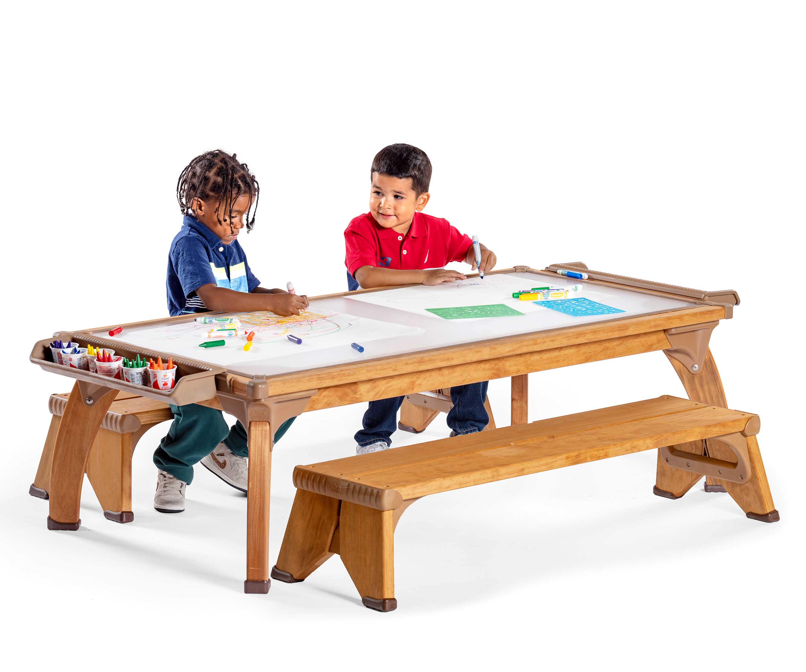 Zwei Vorschuljungen zeichnen gemeinsam an einem Outdoor-Maltisch.