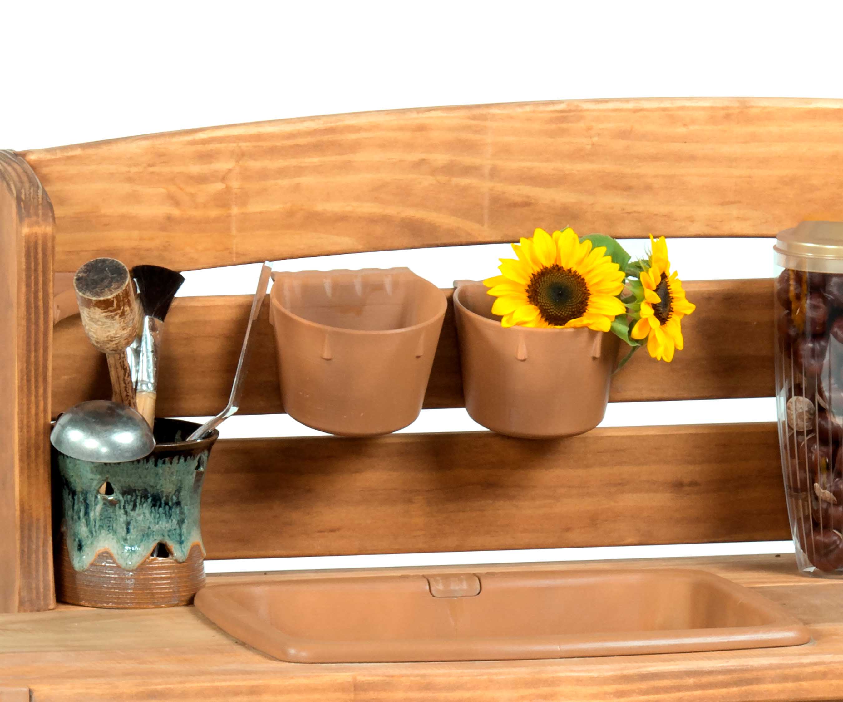 Kitchen scoops clipped onto the splashback of the Classic mud kitchen sink