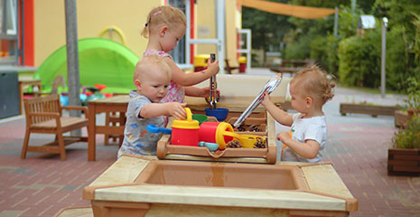 Kinder spielen mit der Outlast Kaskade und dem Wasser- und Matschtisch