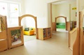Ein Raum in einer Kindertagesst&#228;tte, der mit Roomscapes Systemm&#246;beln in Aktivit&#228;tsbereiche unterteilt ist