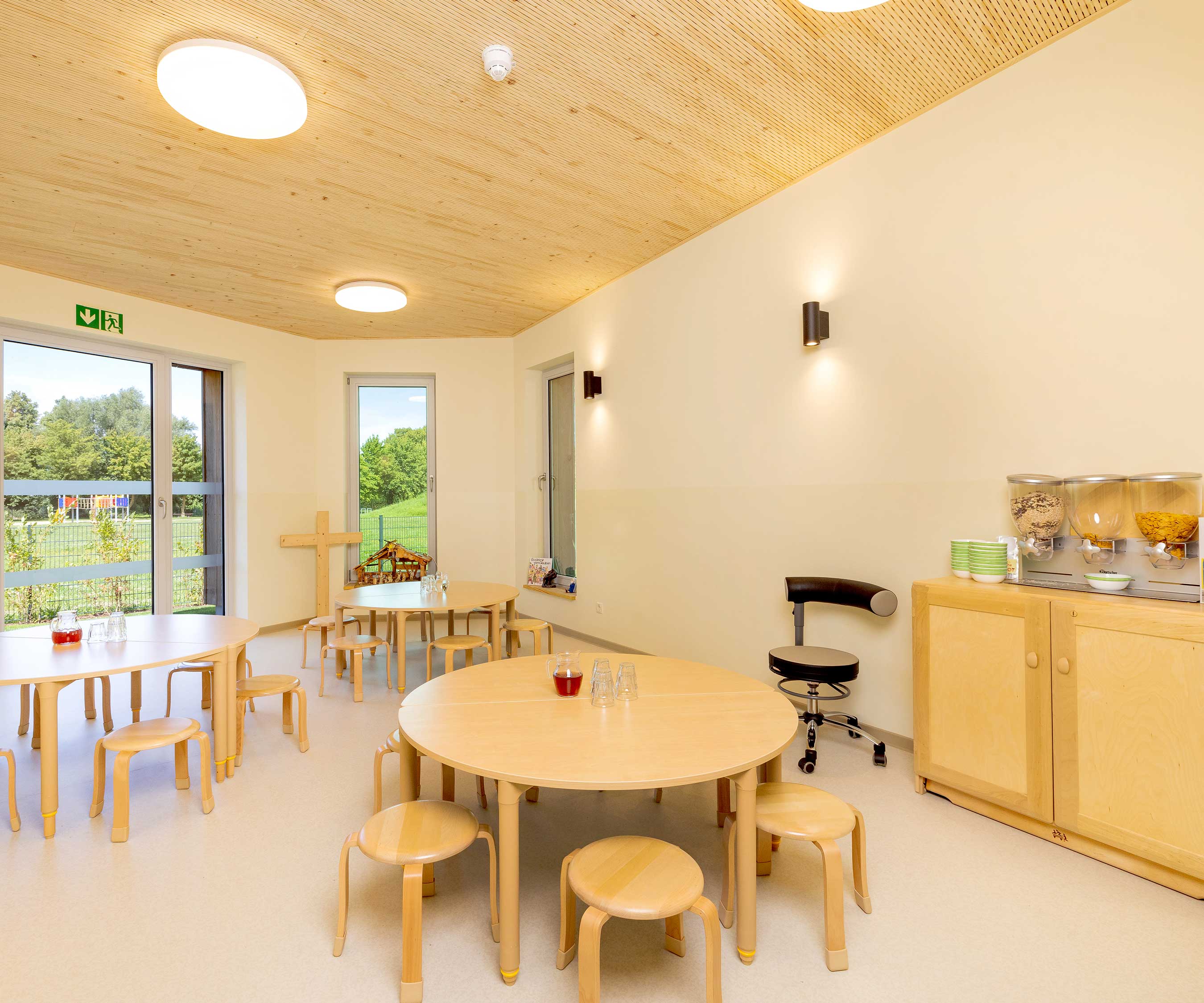 Tische, Hocker und eine Theke in einer neuen Kita.