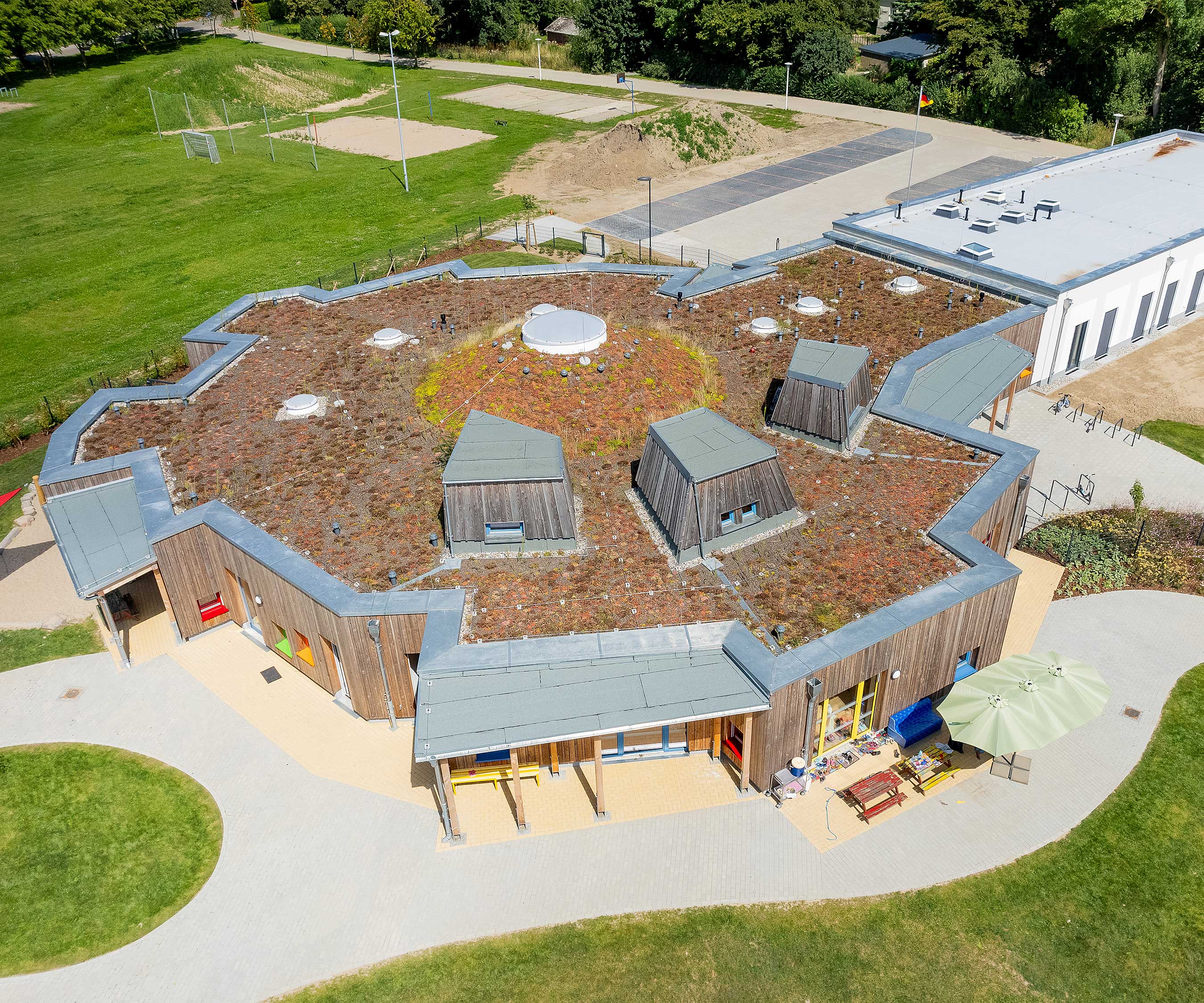 Luftaufnahme einer Kita mit einem umweltfreundlichen Grasdach.