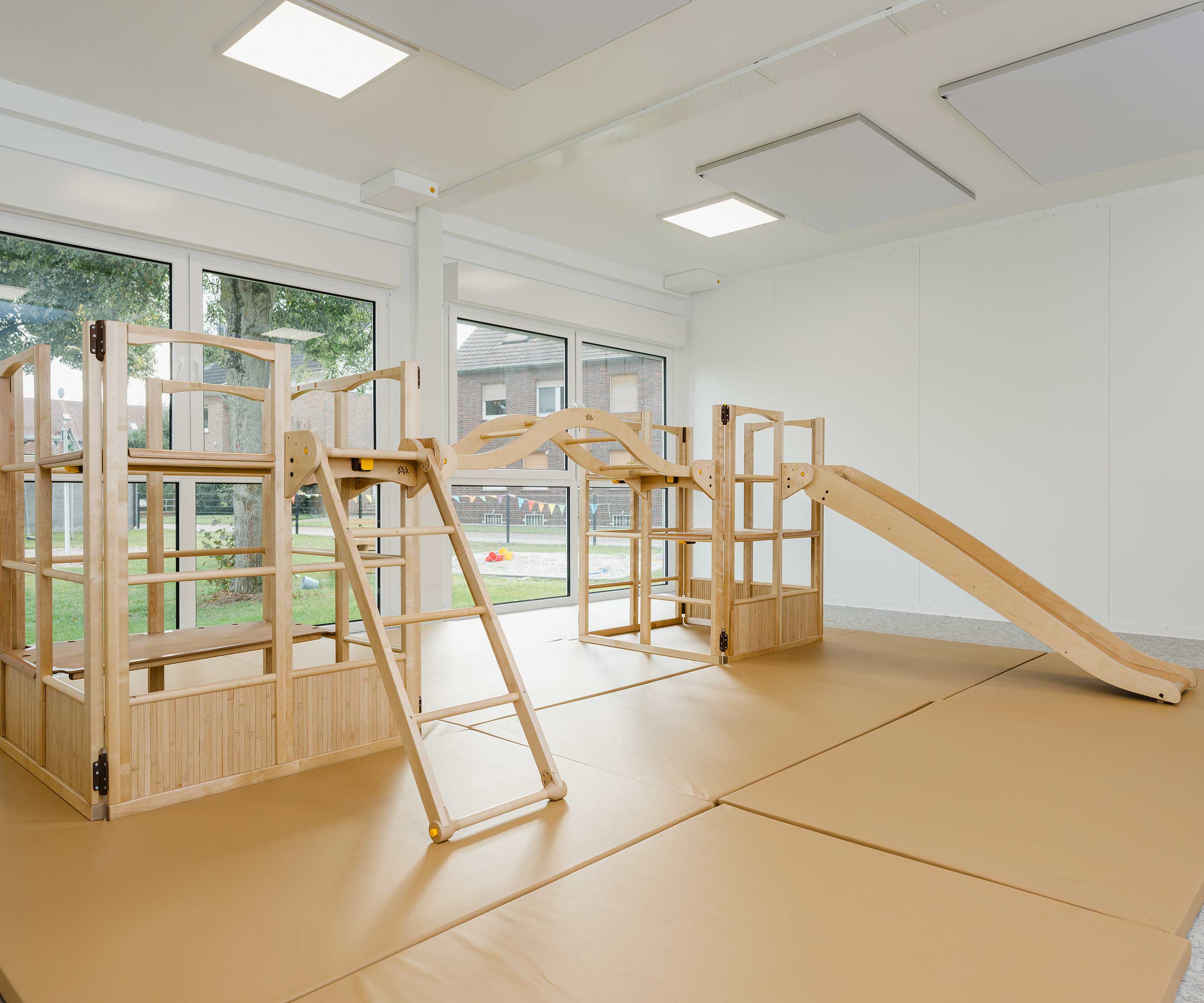 Ein Kletterhaus im Bewegungsraum einer Kita