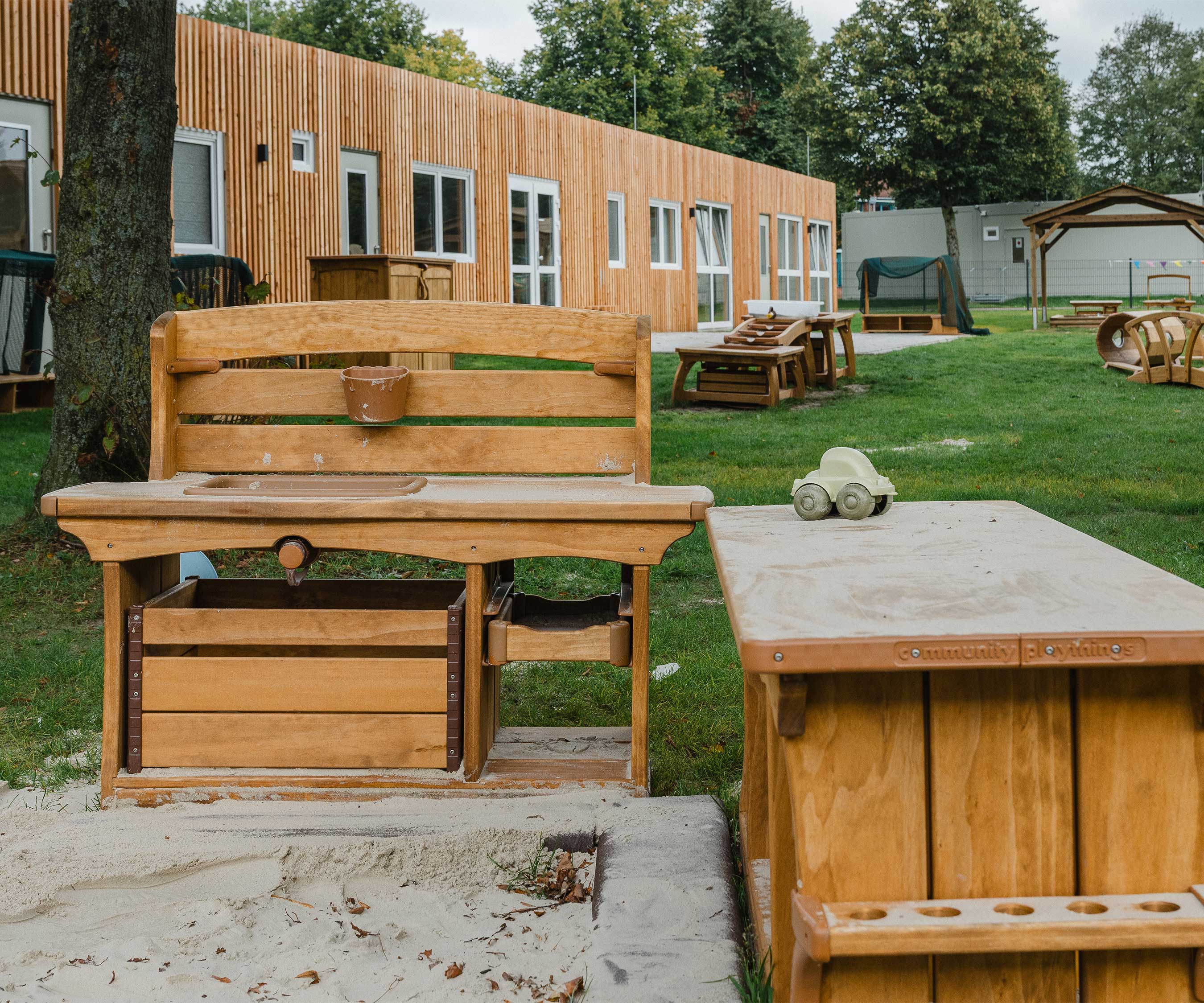 Eine Outlast Matschk&amp;#252;che im Sandkasten eines Kindergartens.