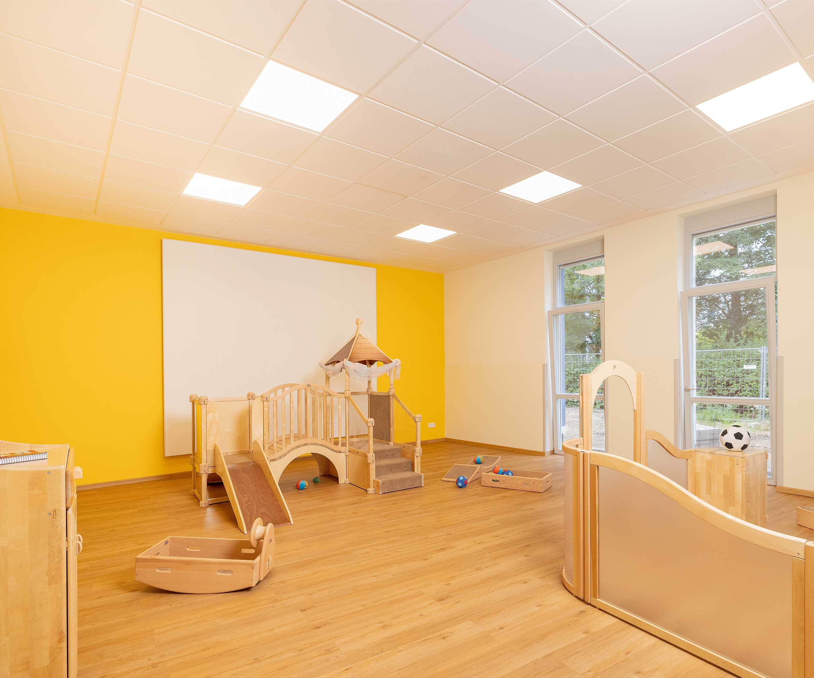 Ein Kletterhaus im Bewegungsraum einer Kita