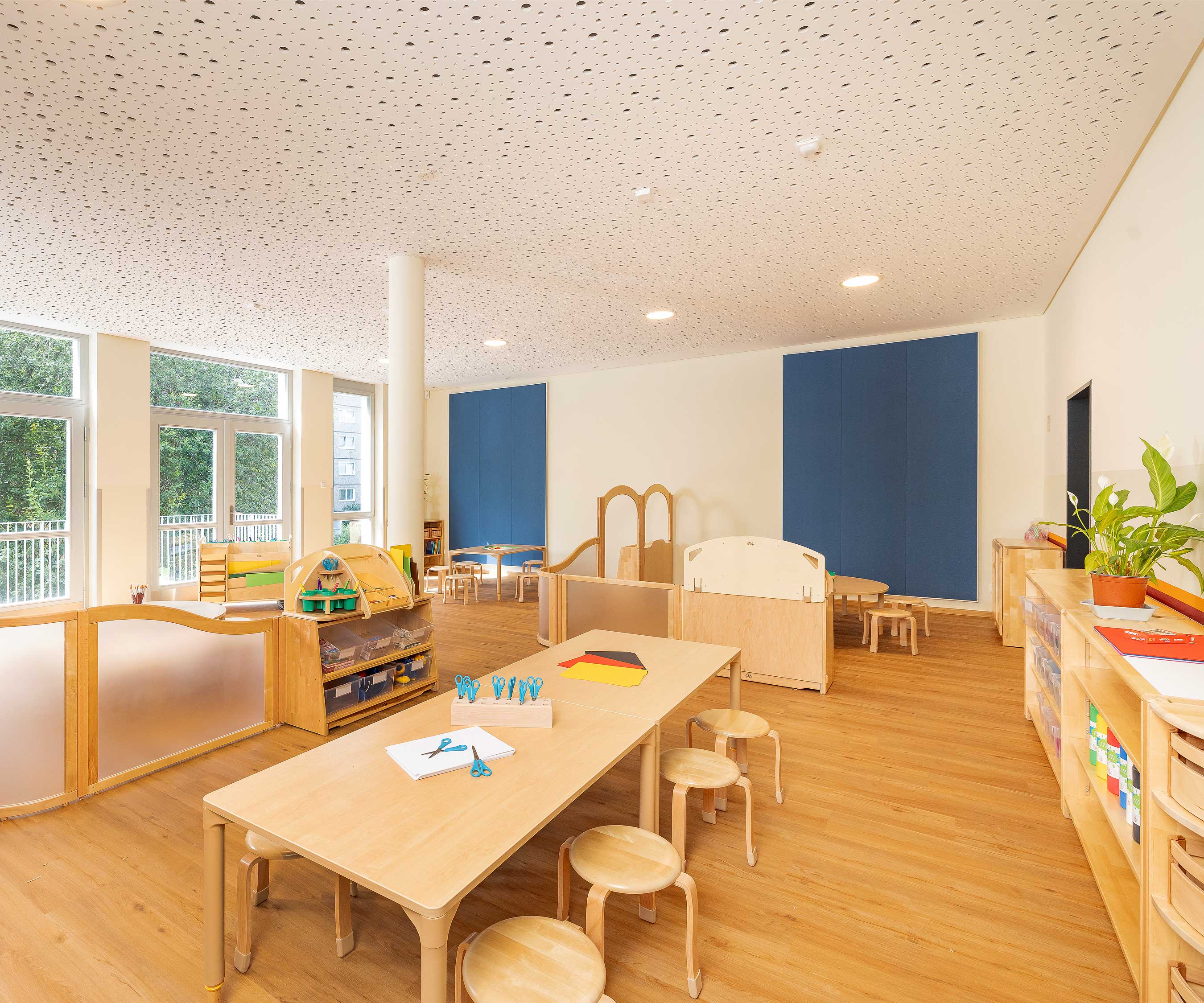 Tische und Hocker im Gruppenraum einer Kita