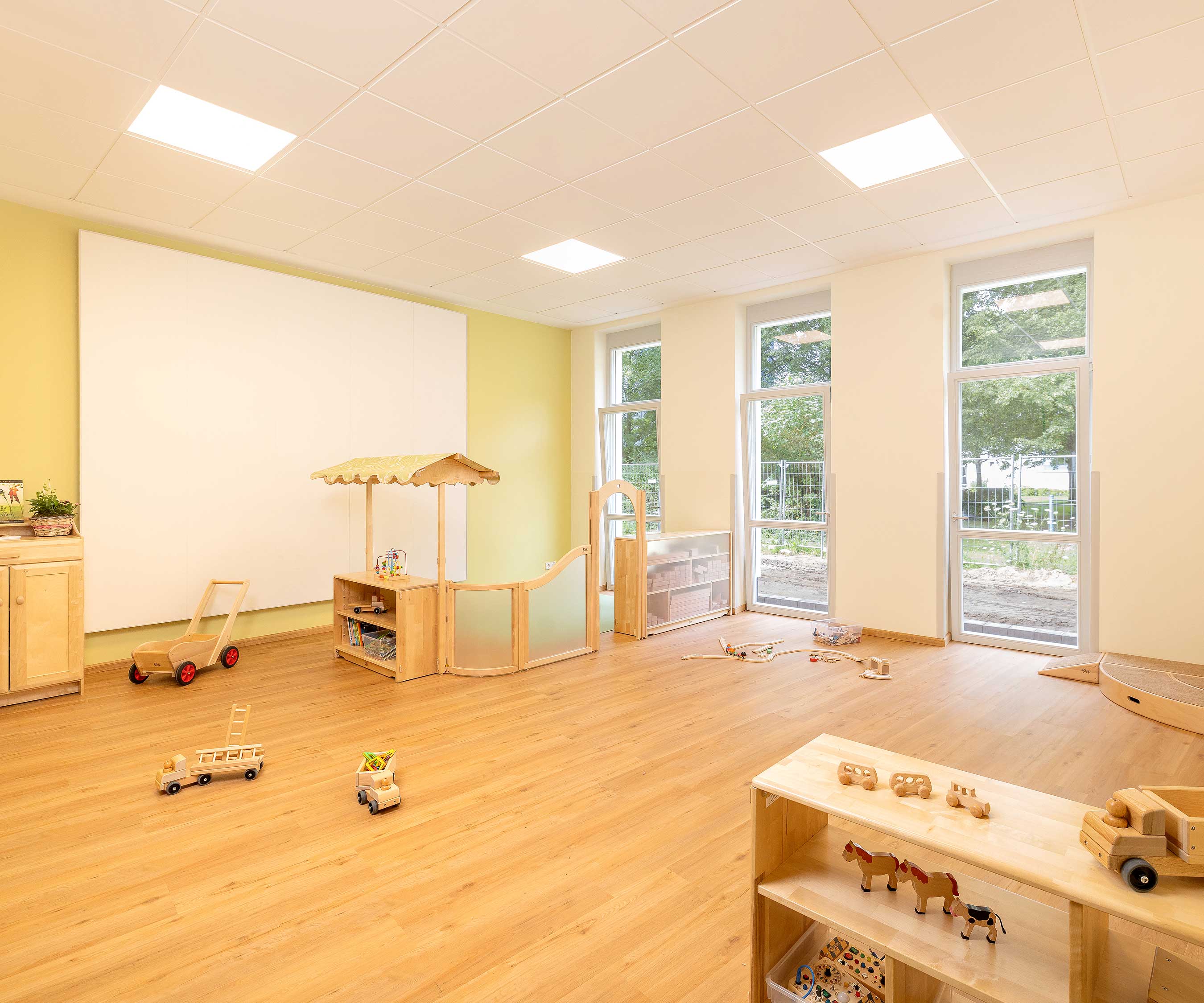 Ein Bausteinbereich mit Regalen aus Massivholz und Unit Blocks